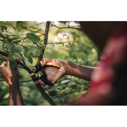 Dvojčepeľové záhradné nožnice FISKARS Plus P521