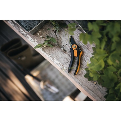 Dvojčepeľové záhradné nožnice FISKARS Plus P541