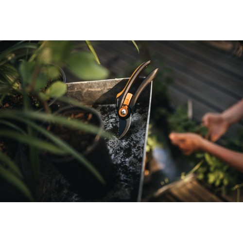 Dvojčepeľové záhradné nožnice FISKARS Plus P541