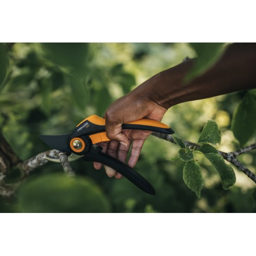 Dvojčepeľové záhradné nožnice FISKARS Plus P721