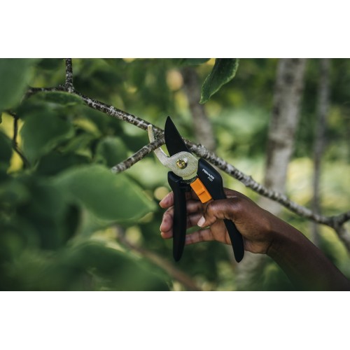 Dvojčepeľové záhradné nožnice FISKARS Solid P121