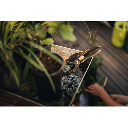 Dvojčepeľové záhradné nožnice FISKARS Solid P321