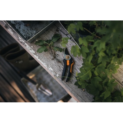 Dvojčepeľové záhradné nožnice FISKARS Solid P321