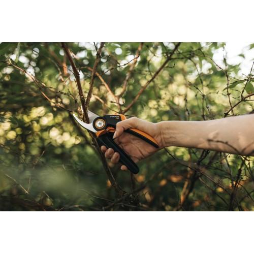 Dvojčepeľové záhradné nožnice FISKARS X-Series P921 (M)