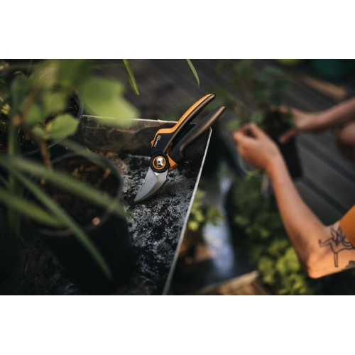 Dvojčepeľové záhradné nožnice FISKARS X-Series P961 (L)