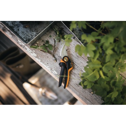 Dvojčepeľové záhradné nožnice FISKARS X-Series P961 (L)