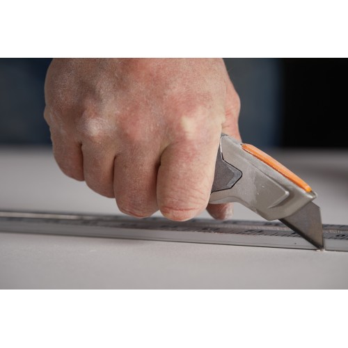 Univerzálny nôž FISKARS CarbonMax s pevnou čepeľou