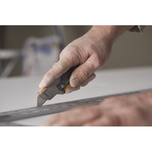 Univerzálny nôž FISKARS CarbonMax s pevnou čepeľou