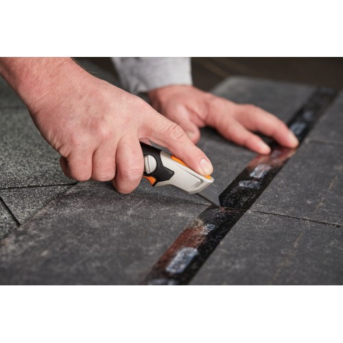 Univerzálny nôž FISKARS CarbonMax s pevnou čepeľou