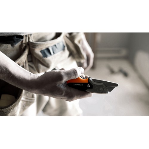 Univerzálny nôž FISKARS CarbonMax s pevnou čepeľou