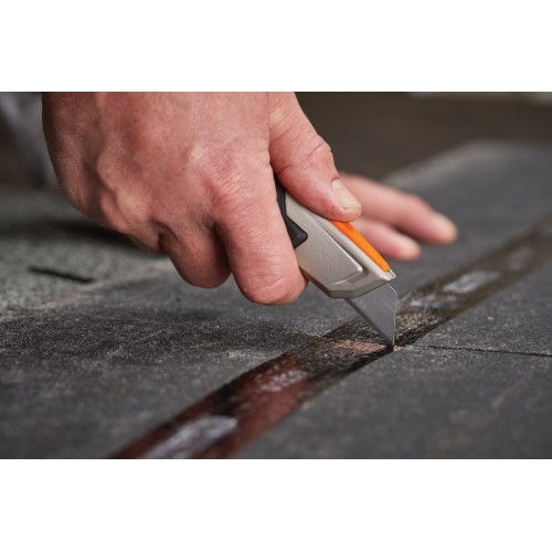 Univerzálny nôž FISKARS CarbonMax s pevnou čepeľou