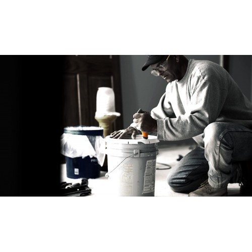 Univerzálny nôž FISKARS CarbonMax so zasunuteľnou čepeľou