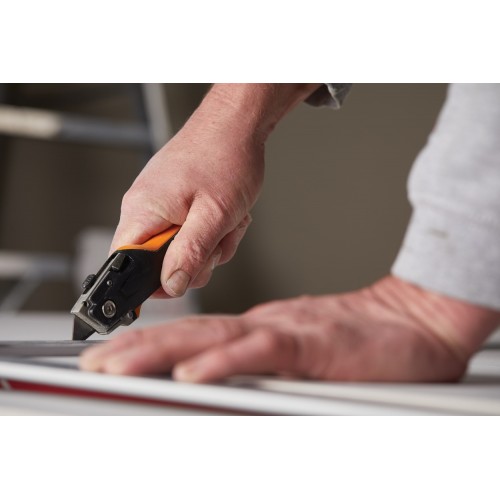 Univerzálny nôž FISKARS CarbonMax pre sádrokartonárov