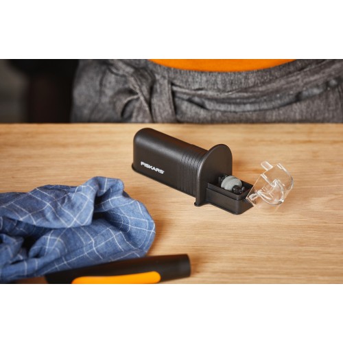 Brúska na nože FISKARS Roll-Sharp Essential