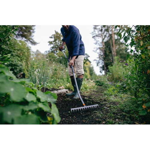Hrable na pôdu so zahnutou násadou FISKARS Ergonomic