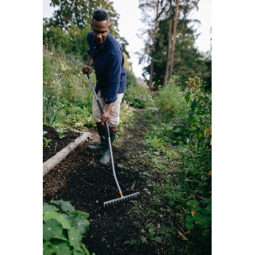 Hrable na pôdu so zahnutou násadou FISKARS Ergonomic