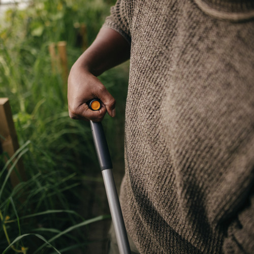 Hrable na pôdu so zahnutou násadou FISKARS Ergonomic