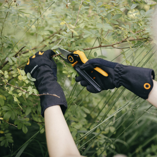 Pracovné rukavice pre starostlivosť o kríky FISKARS, veľ.10