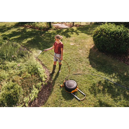 Automatický bubon s kolieskami FISKARS XL, 13 mm (1/2"), dosah 27 m