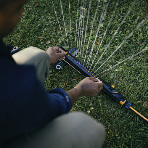 Oscilujúci zavlažovač FISKARS X-Series M