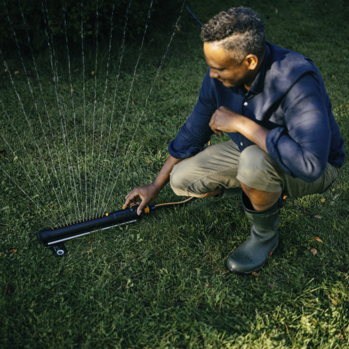 Oscilujúci zavlažovač FISKARS X-Series M