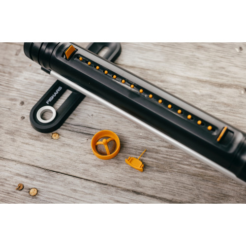 Oscilujúci zavlažovač FISKARS X-Series M