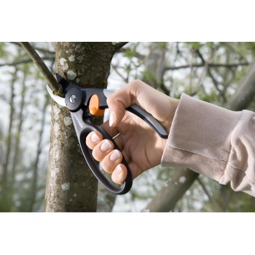 Dvojčepeľové záhradné nožnice FISKARS FingerLoop P44
