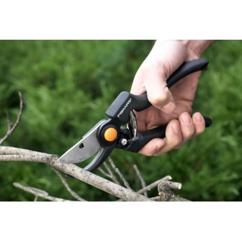 Profesionálne záhradné nožnice FISKARS P90